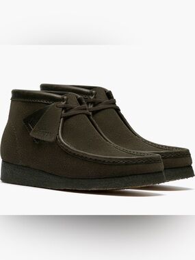 Clarks Chukka Boots in Olive Suede Size 7.5